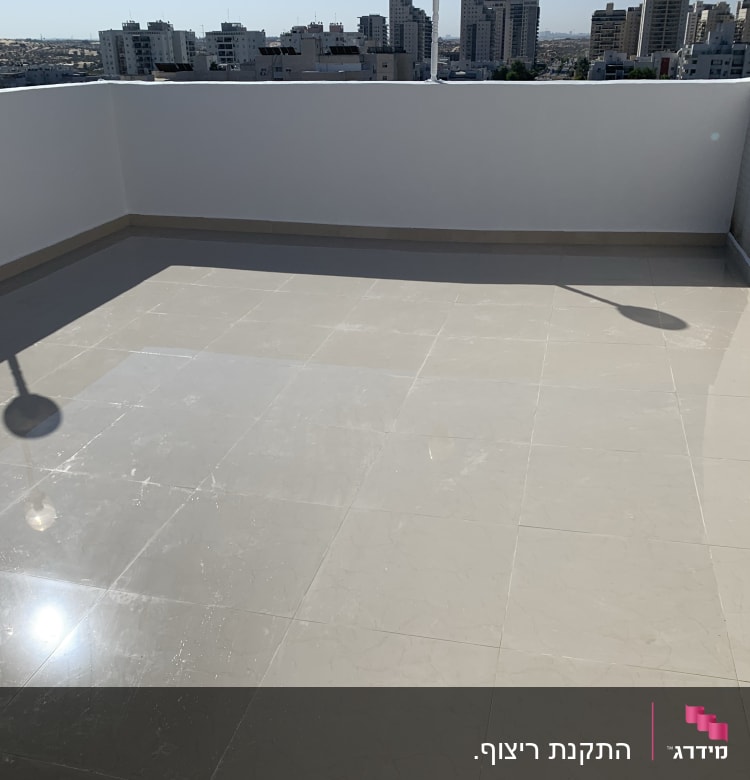 מרפסת מרוצפת חדשה עם קירות צבועים